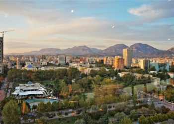 Vista della città di Tirana, Albania