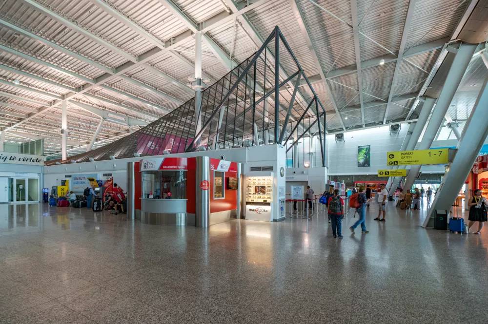 Aeroporto di Tirana, Walla