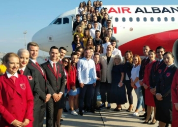 Il primo ministro albanese Edi Rama, i ministri albanesi e l’ambasciatore turco Murat Ahmet Yörük posano accanto al personale della neonata Air Albania dopo il suo primo volo all’aeroporto di Tirana Madre Teresa, il 15 settembre 2018