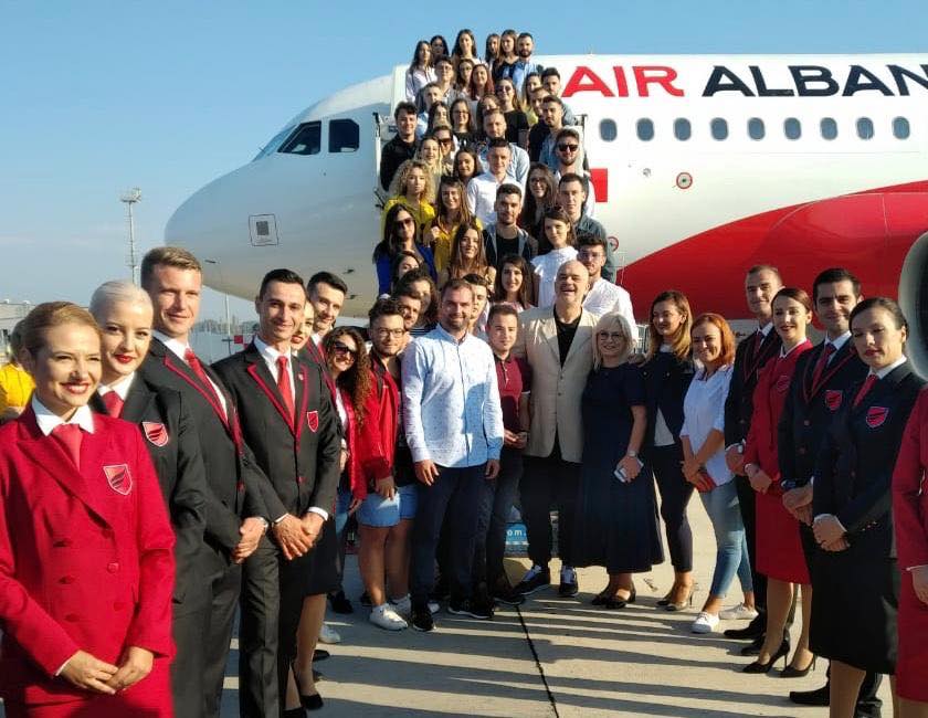 Il primo ministro albanese Edi Rama, i ministri albanesi e l’ambasciatore turco Murat Ahmet Yörük posano accanto al personale della neonata Air Albania dopo il suo primo volo all’aeroporto di Tirana Madre Teresa, il 15 settembre 2018
